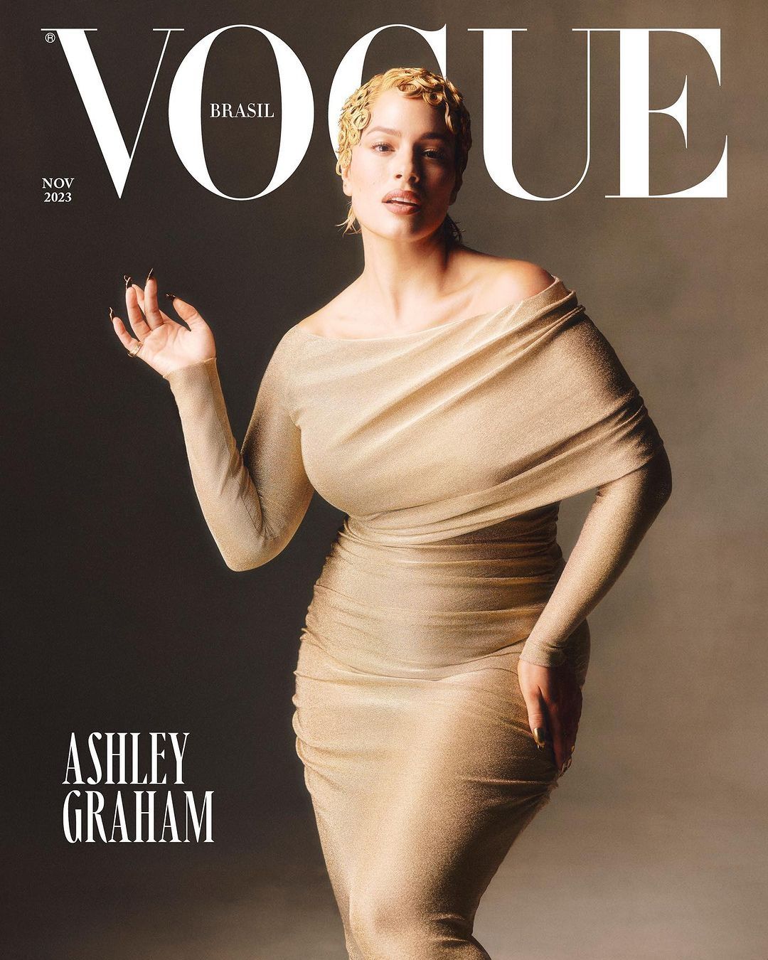 Ashley Graham en couverture Vogue Brésil Nov. 2023, robe dorée moulante, attitude glamour et regard assuré face caméra.