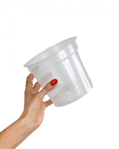 pot transparent tenu par une main
