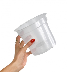 pot transparent tenu par une main